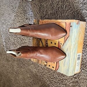 Brand New Bella-Vita Women's Bronx Western Ankle Booties Carmel Burnish Leather